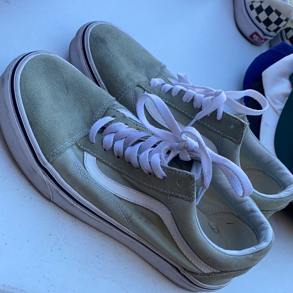 Tennis shoes